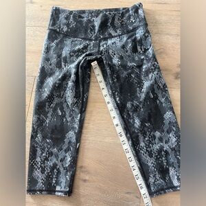 ALO YOGA Gray Snake Print Workout Leggings